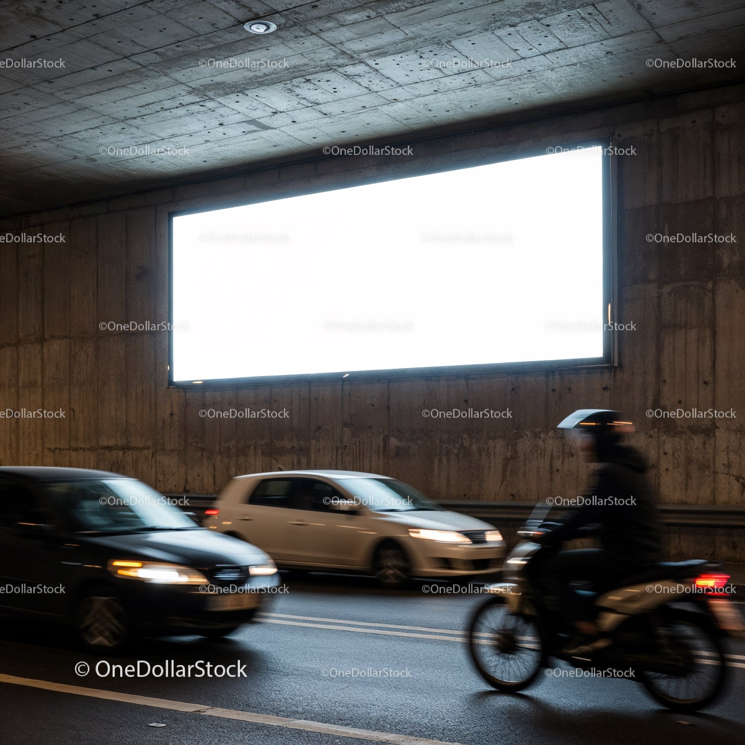 Ruch uliczny w ruchu obok oświetlonego miejskiego billboardu