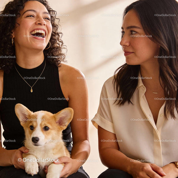 Dwie Kobiety Cieszące Się Czasem z Szczeniakiem Corgi w Domu