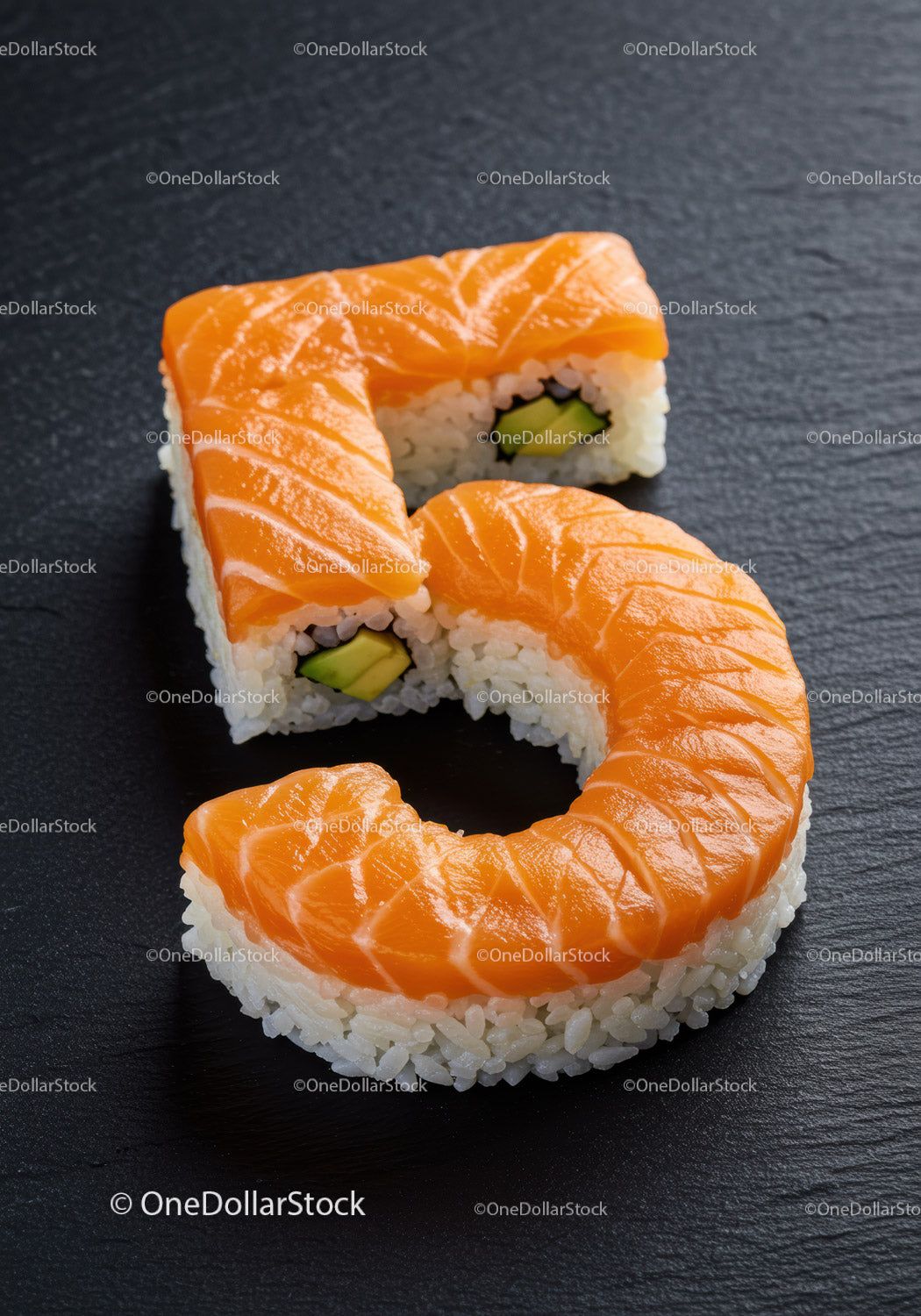 Sushi w kształcie cyfry pięć z świeżym łososiem