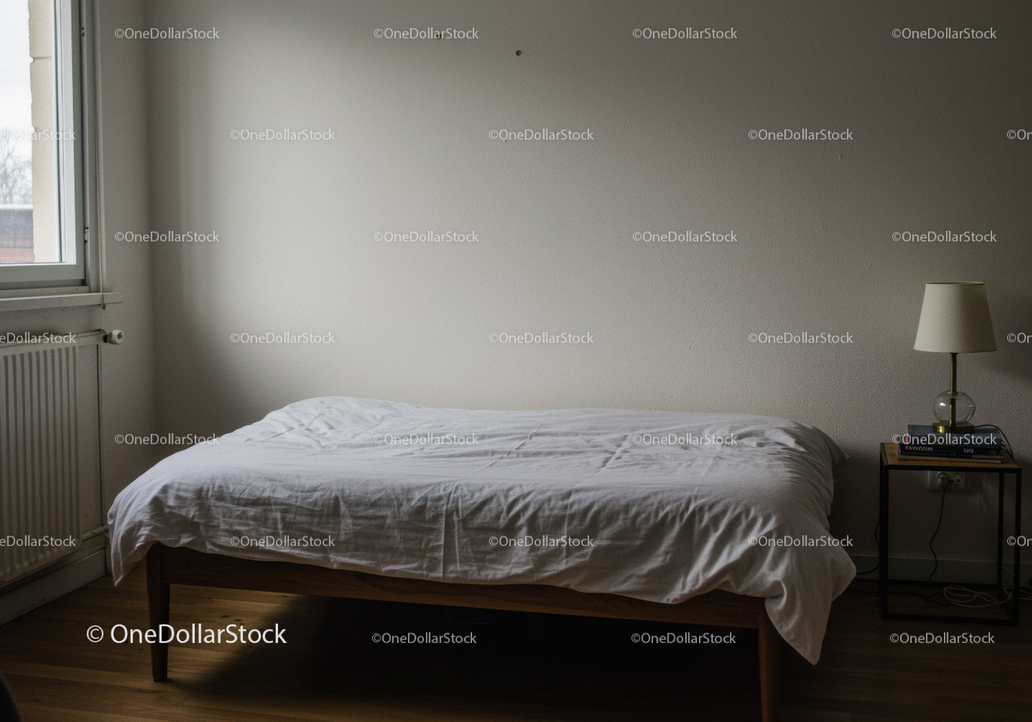 Minimalistyczna sypialnia z białym łóżkiem i nowoczesną szafką nocną
