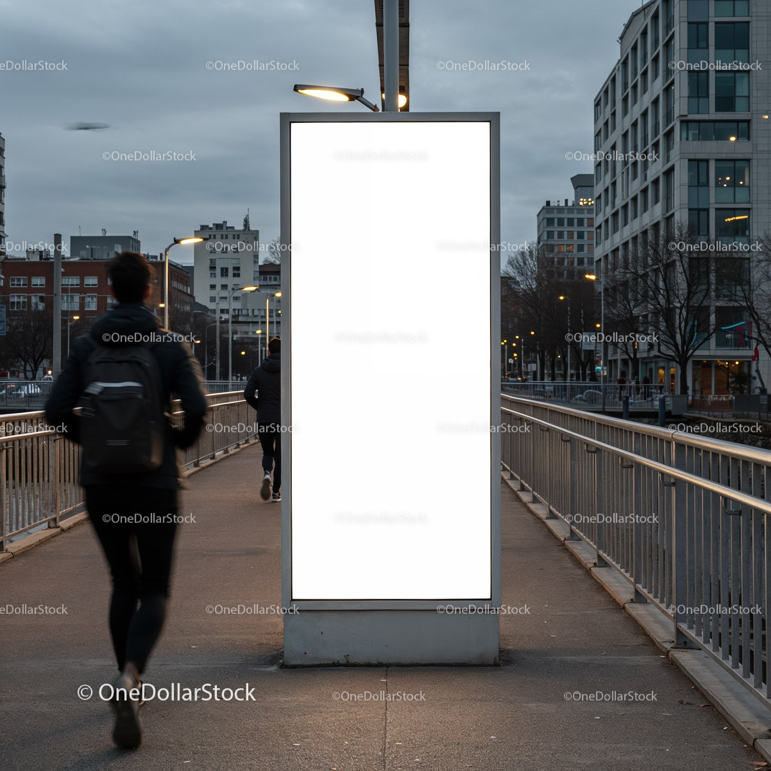 Wieczorny widok na miasto z pustym billboardem reklamowym