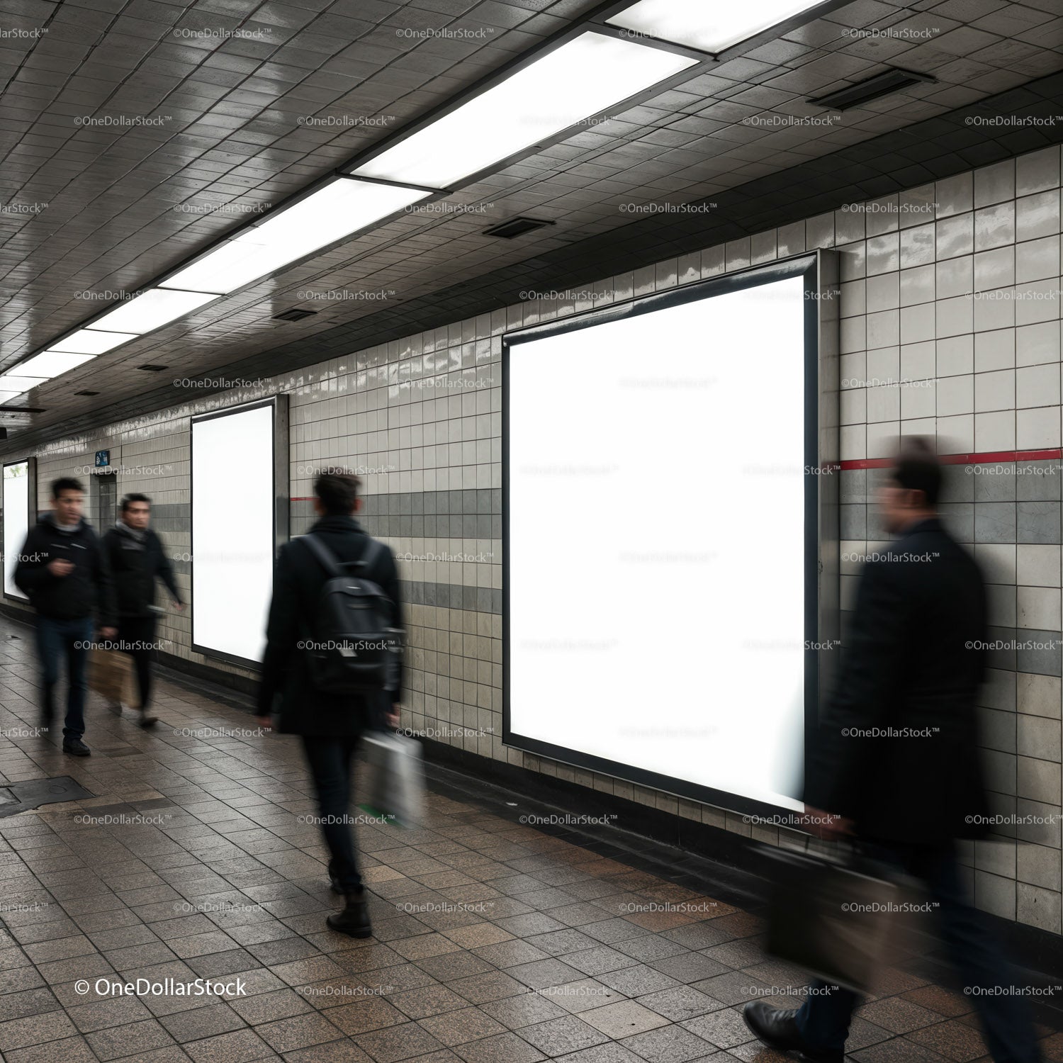 Rozmazani pasażerowie przechodzący obok pustych billboardów w metrze