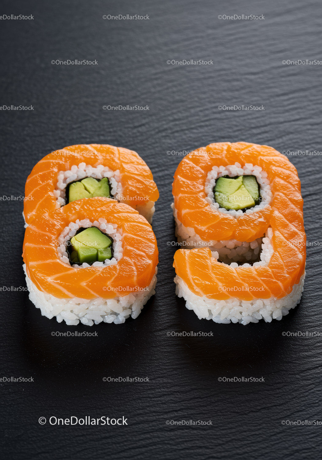 Rolki sushi z łososiem w kształcie cyfry osiemdziesiąt dziewięć