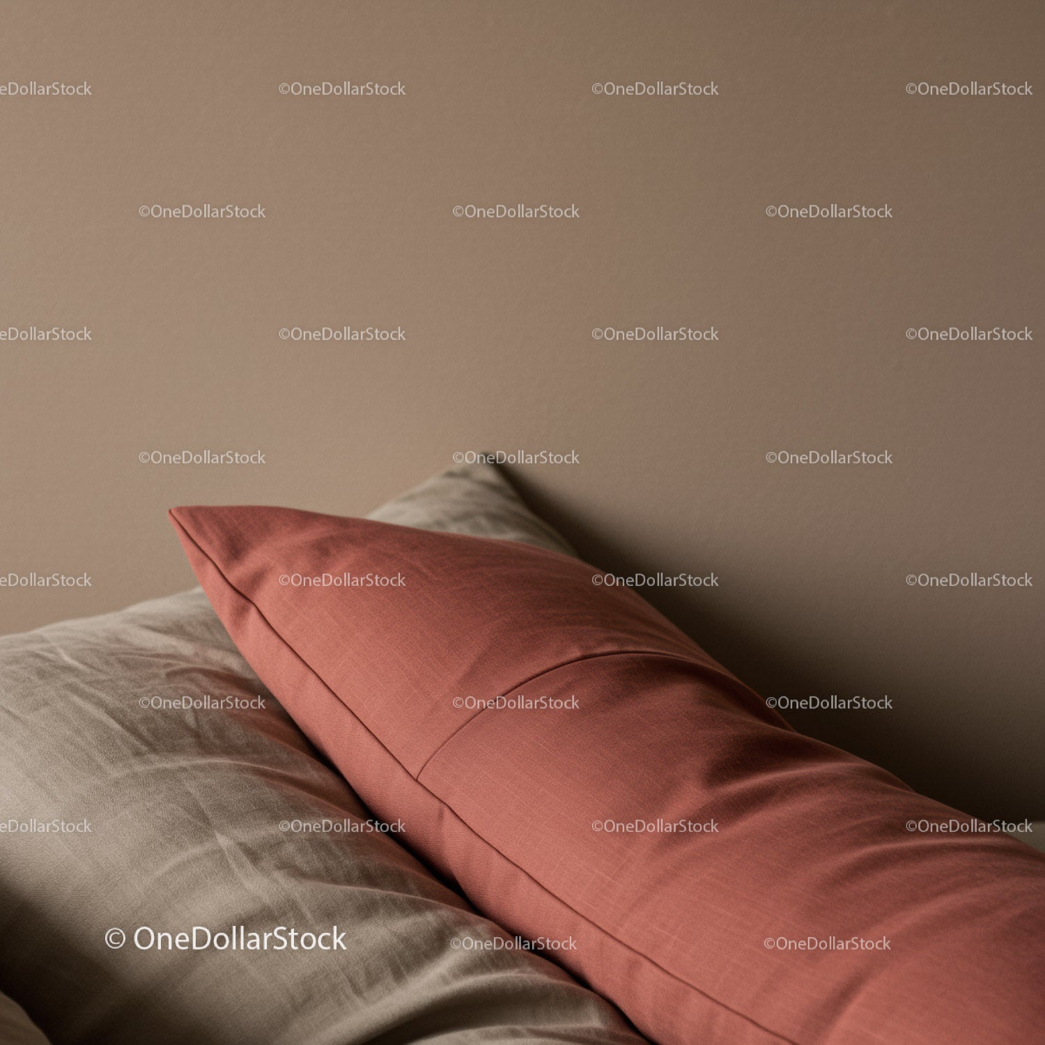 Elegancka różowo-beżowa pościel z miękkimi poduszkami do przytulnej sypialni