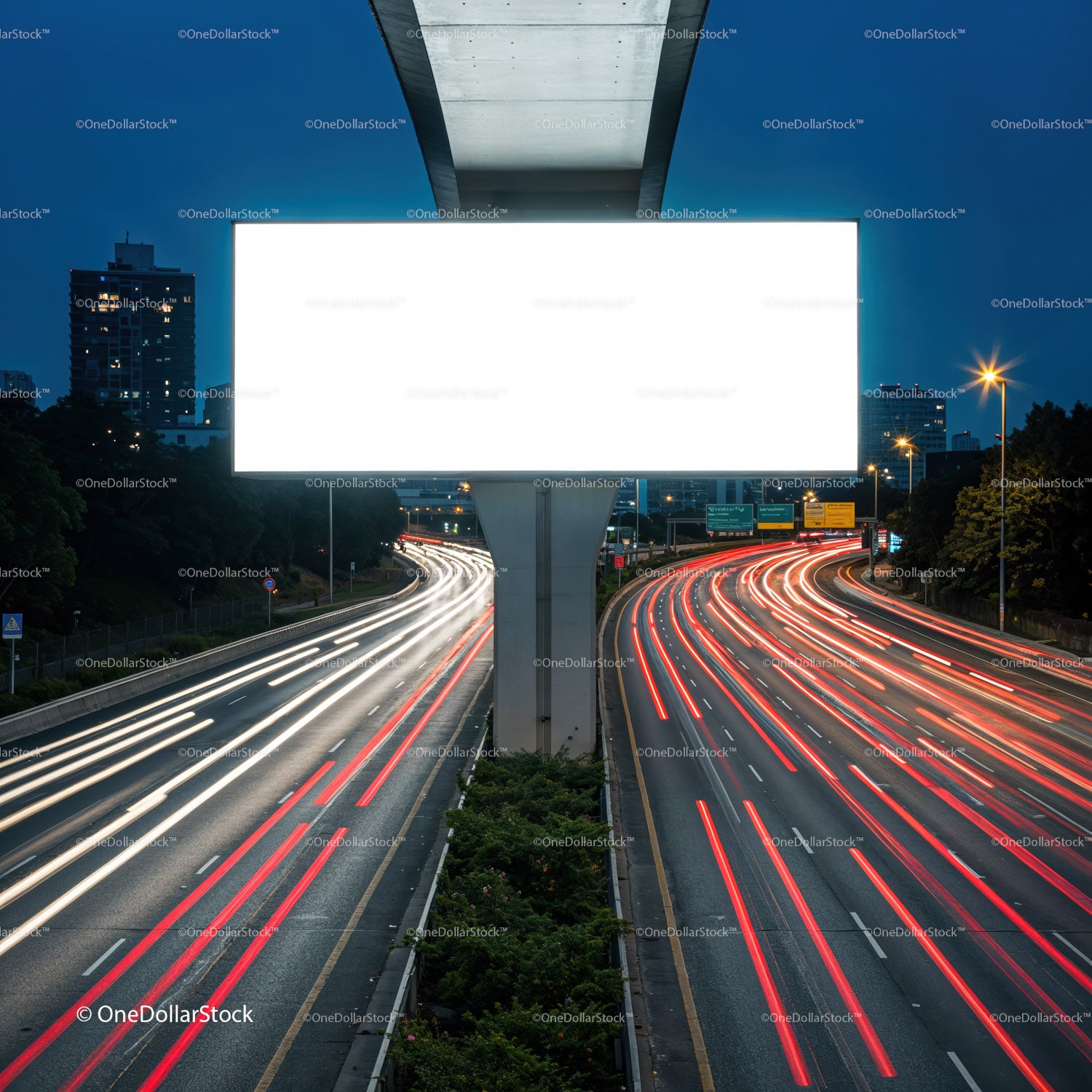 Nocny ruch uliczny z oświetlonym pustym billboardem nad autostradą