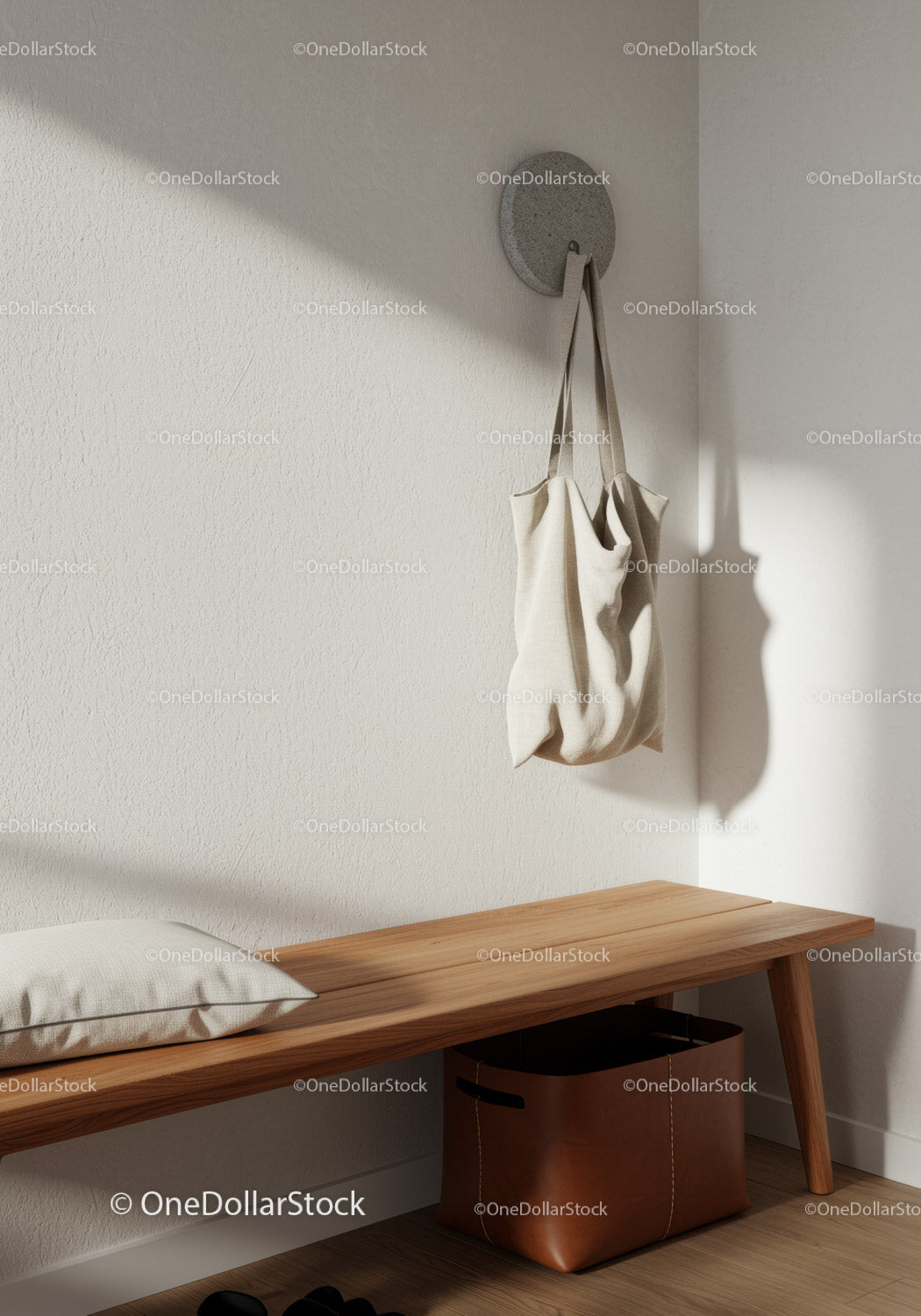 Minimalistyczny przedpokój z drewnianą ławką i materiałową torbą