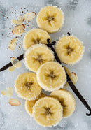 Sugary banana slices with vanilla and almond on ice