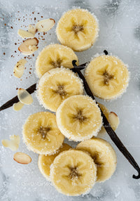 Sugary banana slices with vanilla and almond on ice