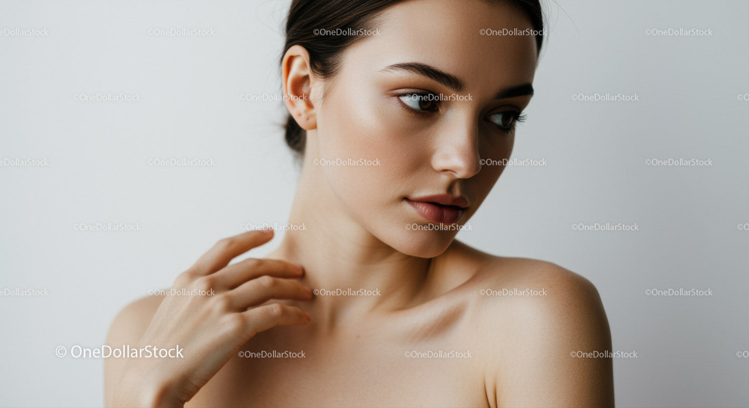 Elegancki portret młodej kobiety o czystej skórze i naturalnym pięknie