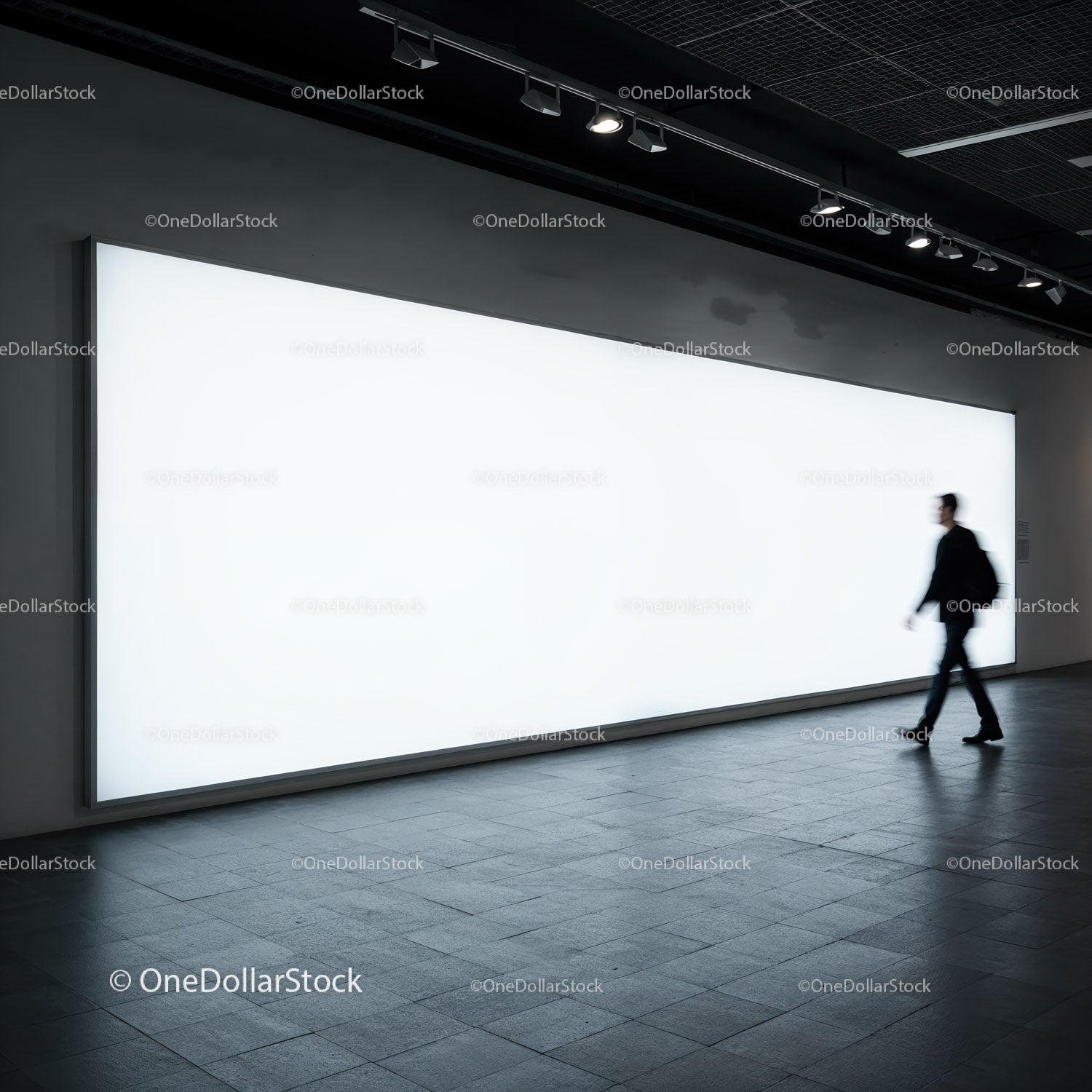 Rozmazany mężczyzna przechodzący obok dużego, świecącego billboardu