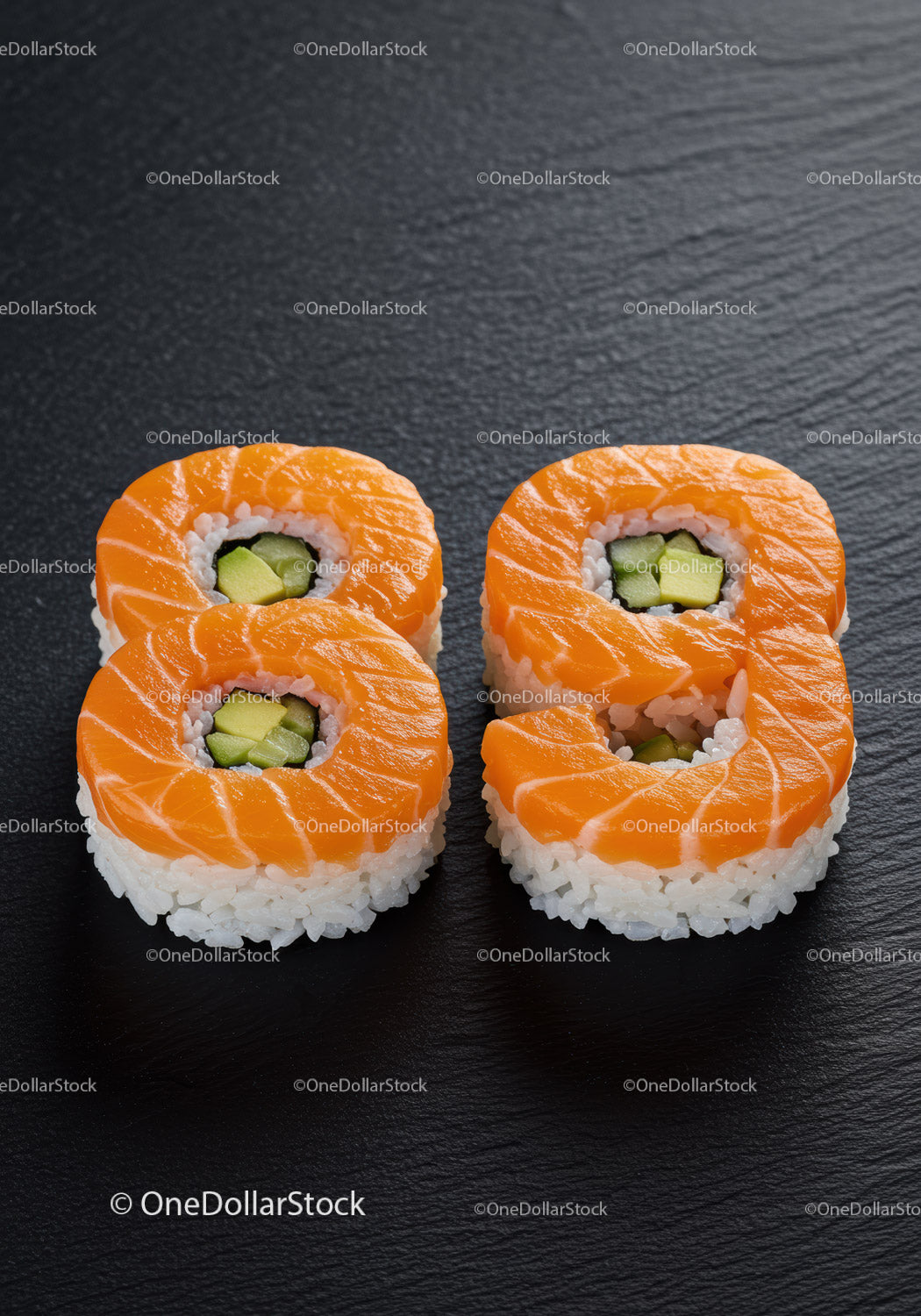 Świeże rolki sushi z łososiem na czarnej desce łupkowej