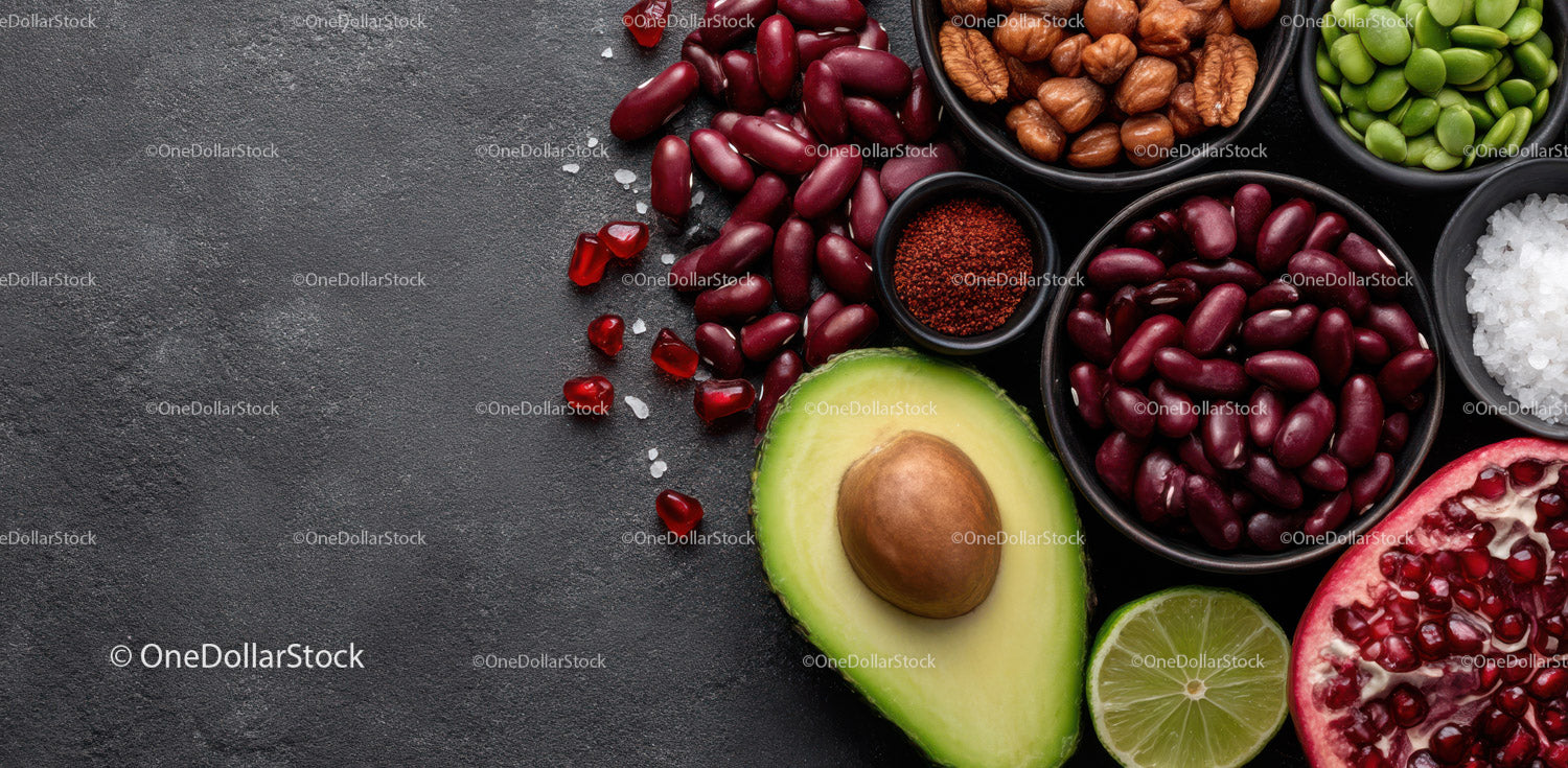 Świeże, różnorodne superfoods z awokado, limonką, granatem i fasolą