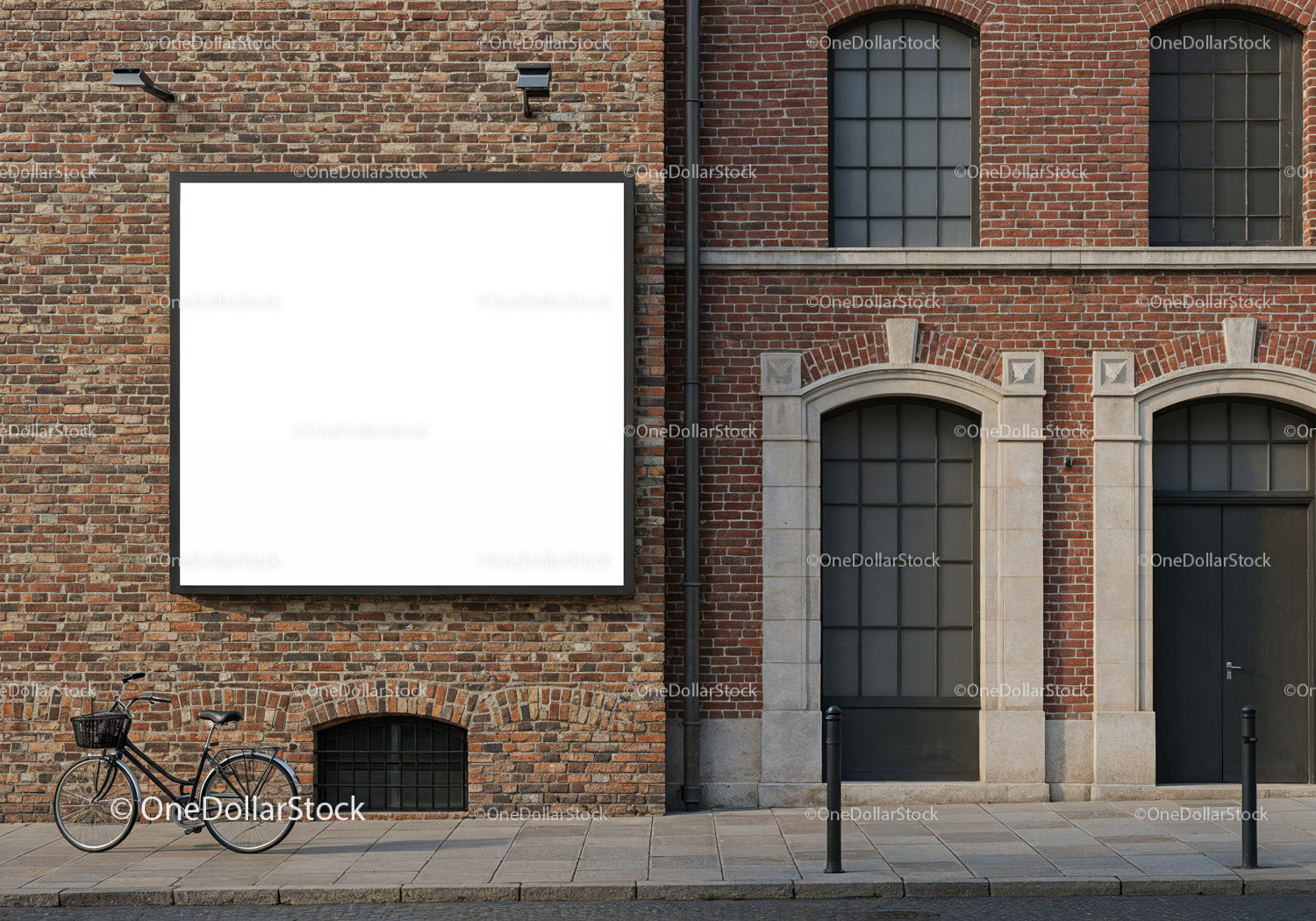 Zabytkowy rower zaparkowany w pobliżu ceglanego budynku z pustym billboardem