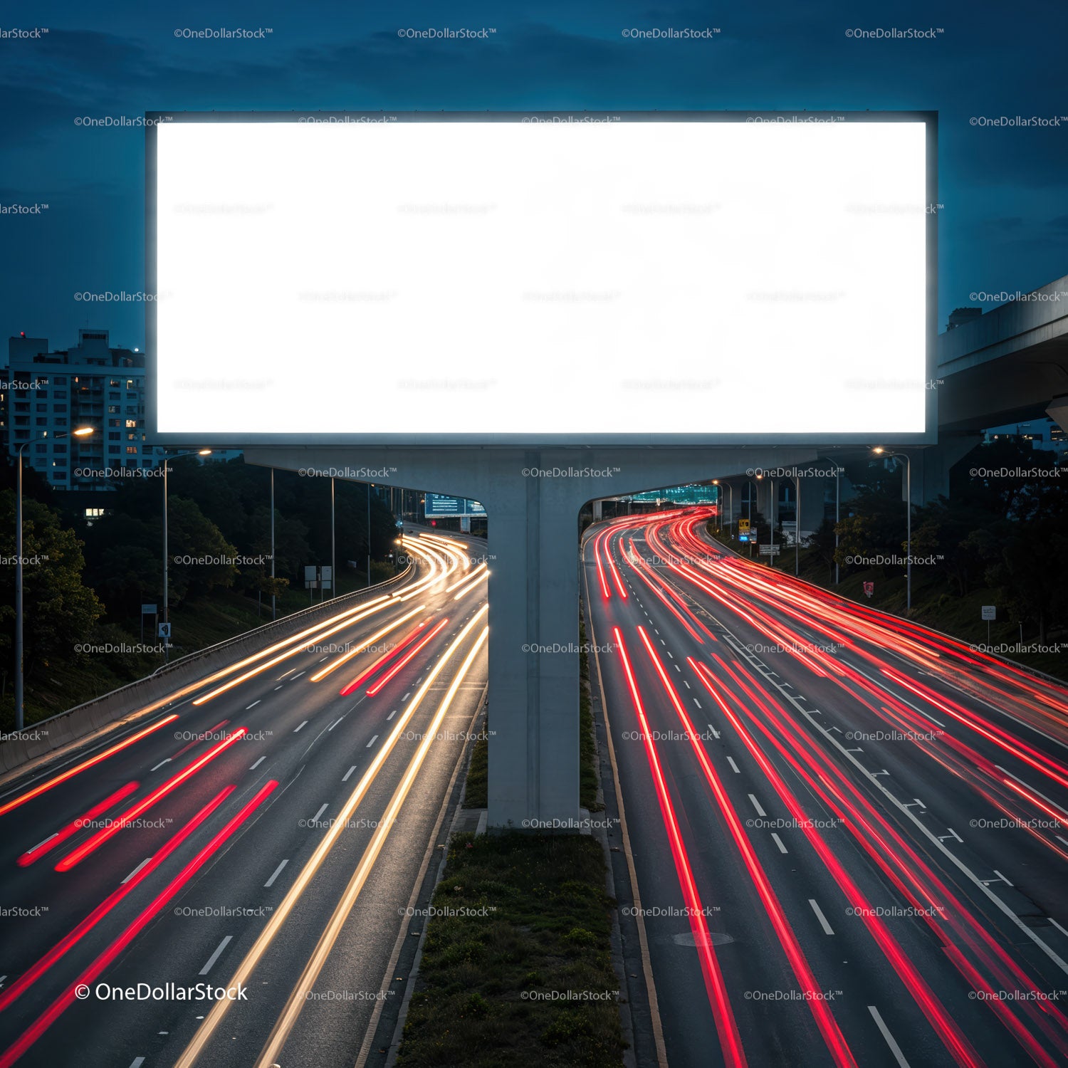 Ruch nocny z oświetloną, pustą tablicą reklamową nad autostradą