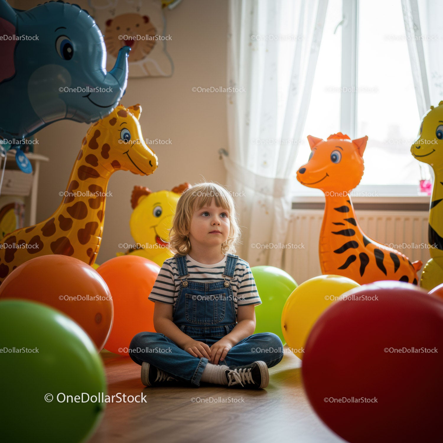 Małe dziecko otoczone kolorowymi balonami w kształcie zwierząt w pomieszczeniu