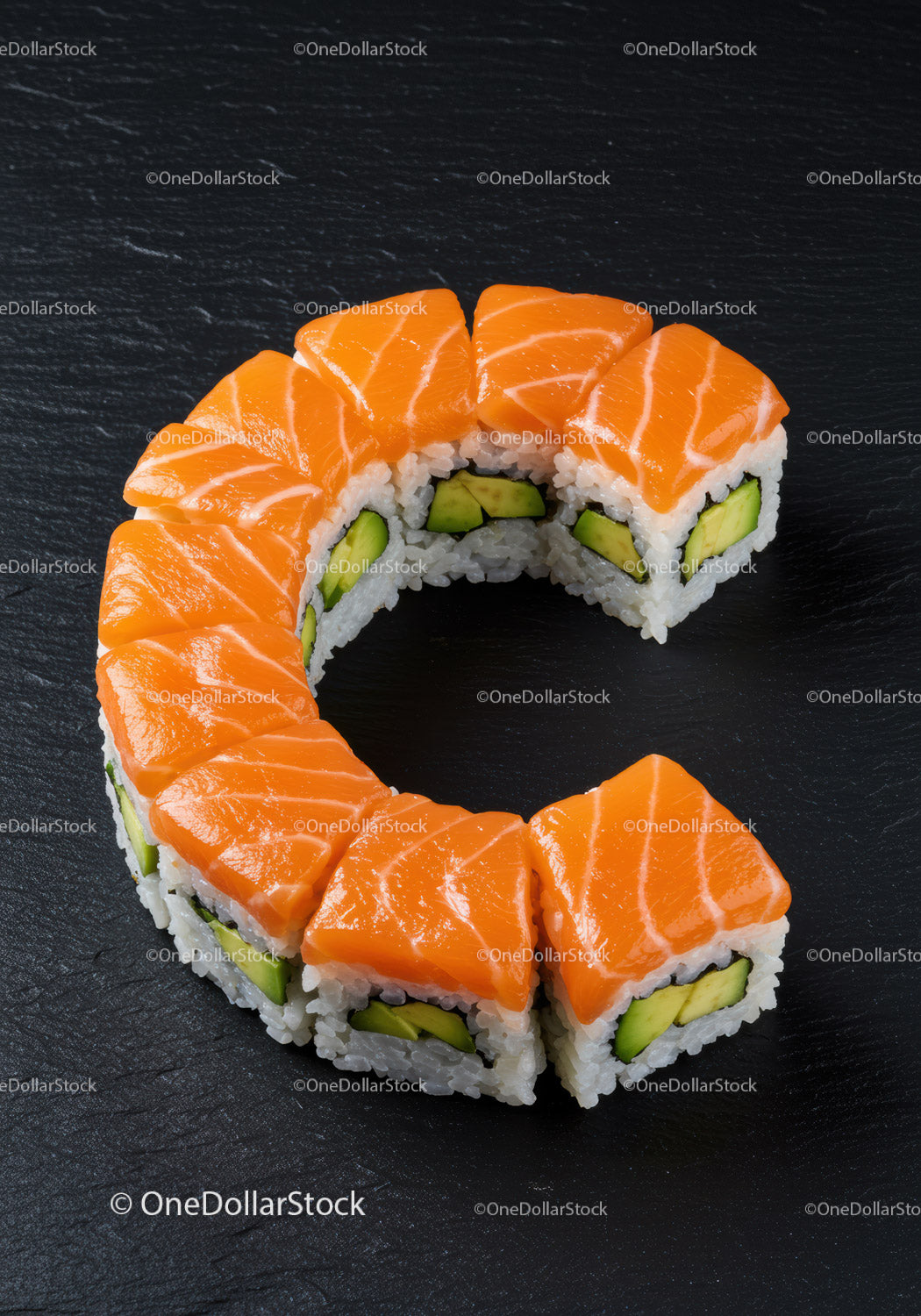 Świeże rolki sushi z łososiem i awokado na talerzu łupkowym