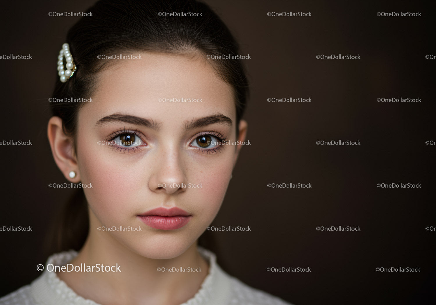 Elegancki portret młodej dziewczyny z brązowymi oczami i perłową spinką do włosów