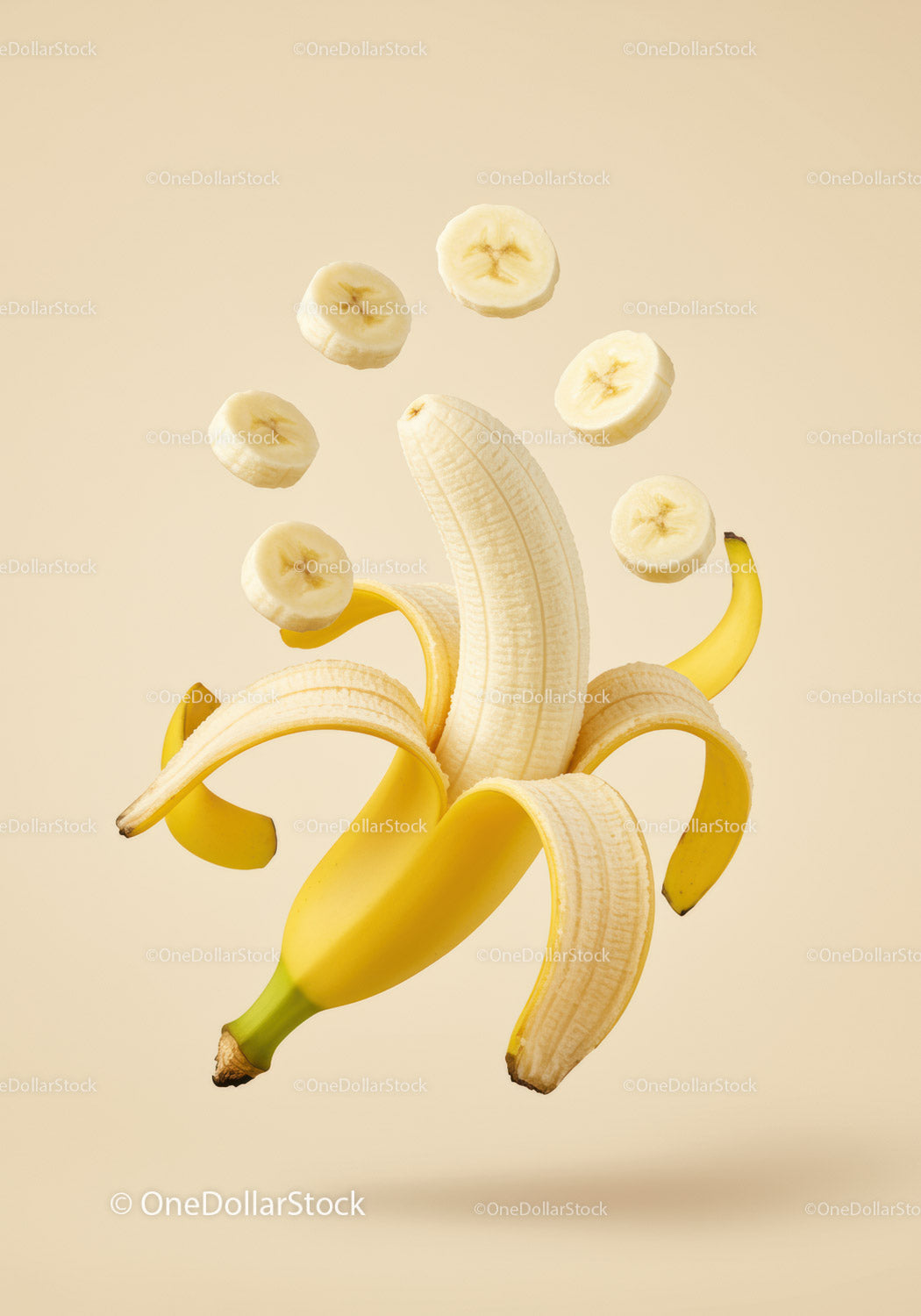 Obrany banan z unoszącymi się plasterkami na beżowym tle