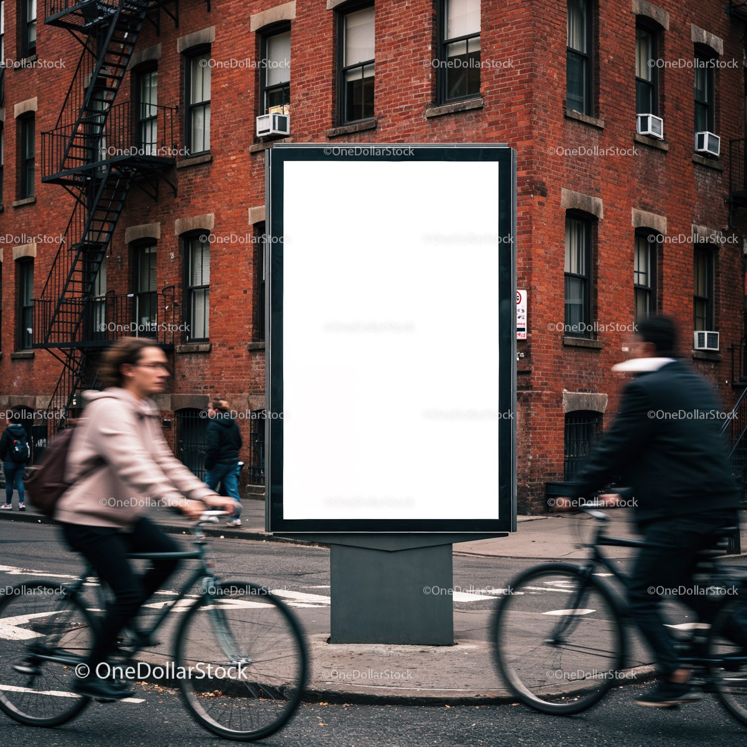 Rowerzyści na ulicach miasta mijają pusty billboard