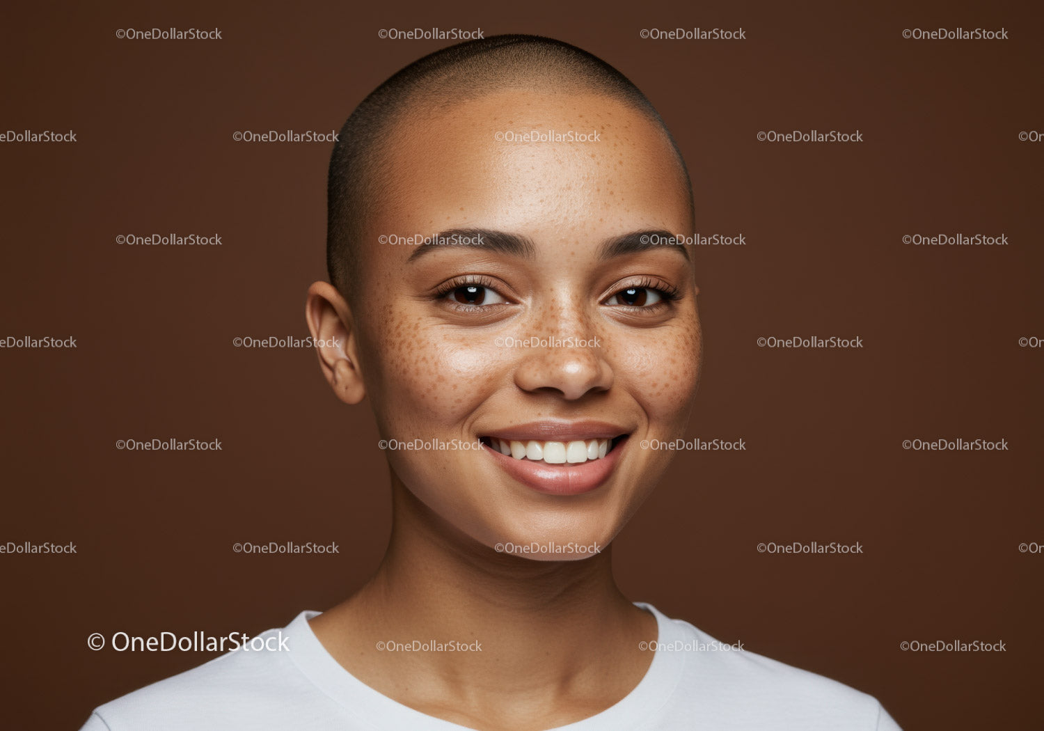 Portret uśmiechniętej łysej kobiety z piegami i czystą cerą