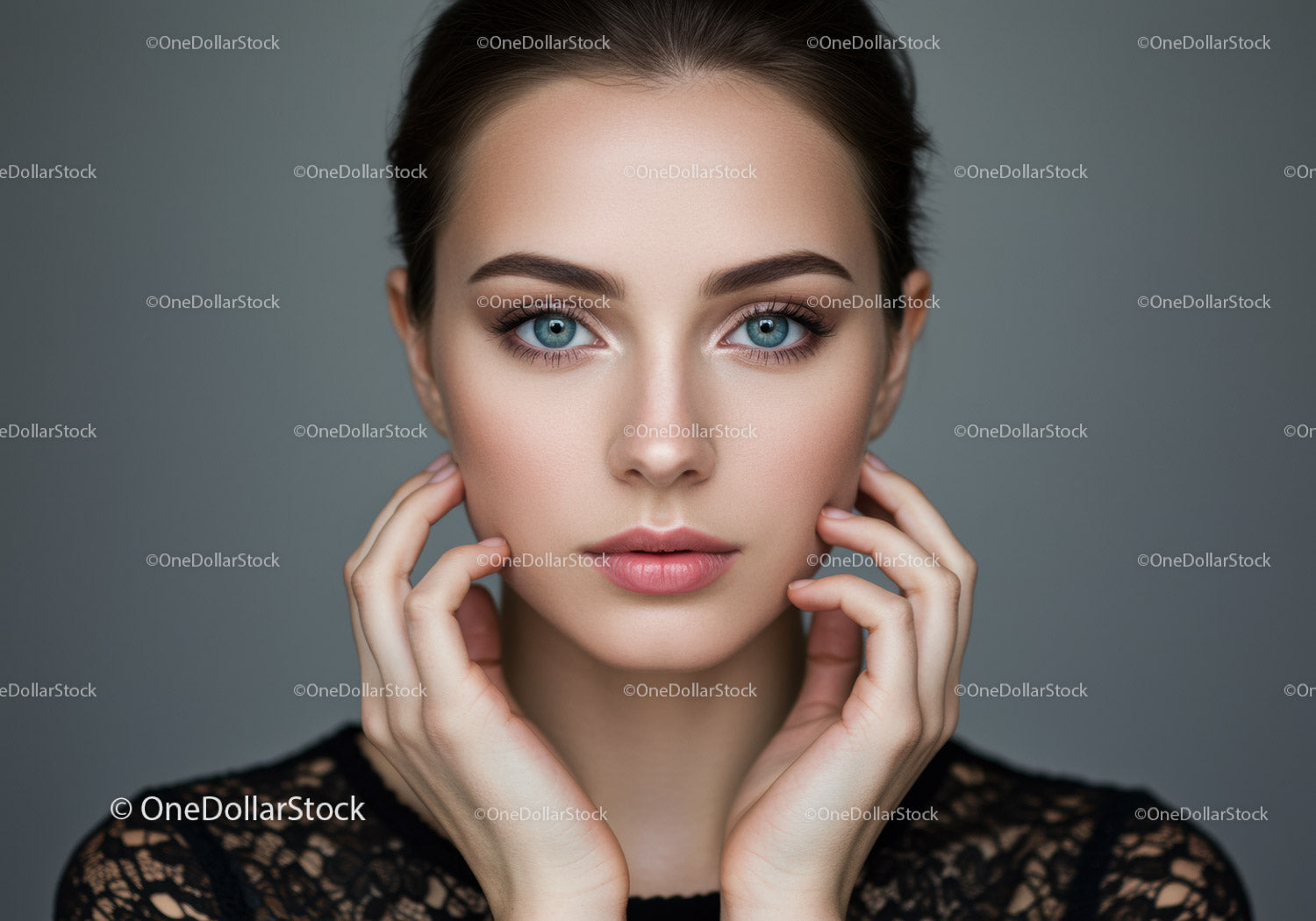Elegancki portret kobiety o niebieskich oczach i nieskazitelnej skórze