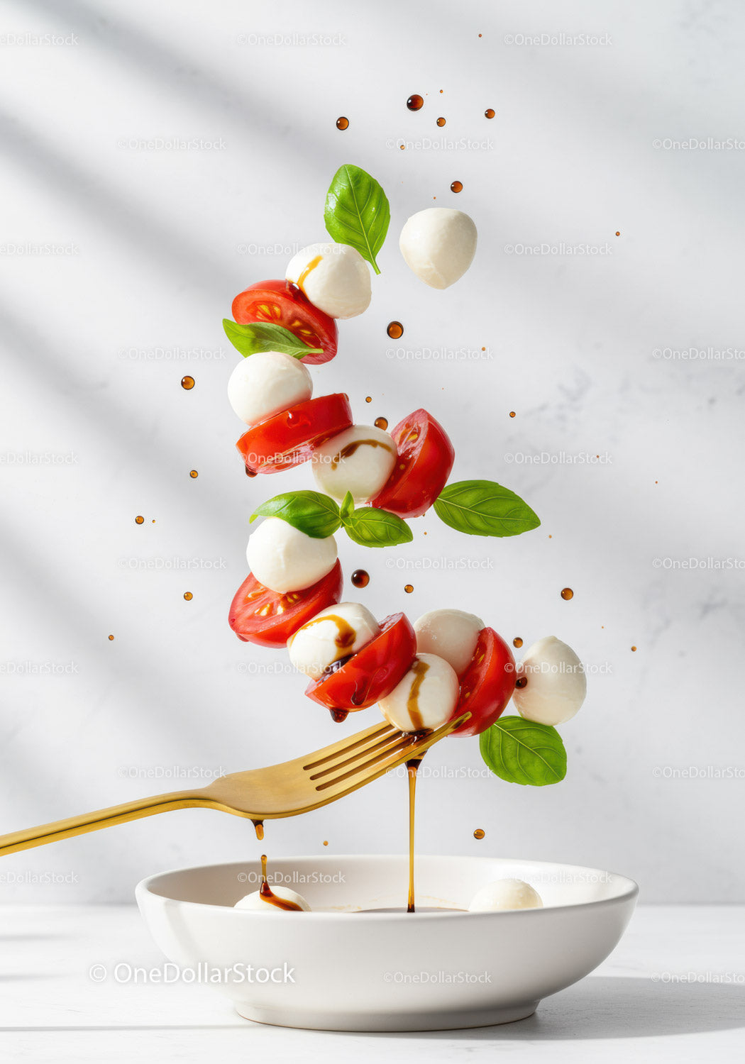 Świeże szaszłyki z sałatki Caprese z sosem balsamicznym