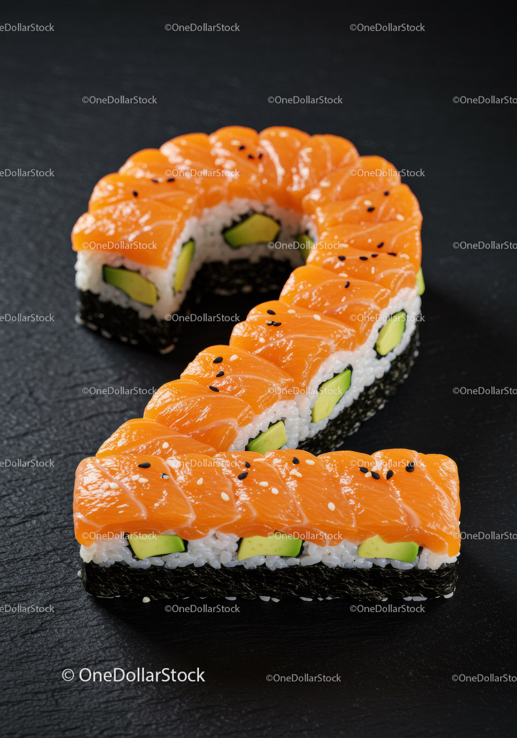 Sushi w kształcie cyfry dwa z świeżym łososiem i awokado