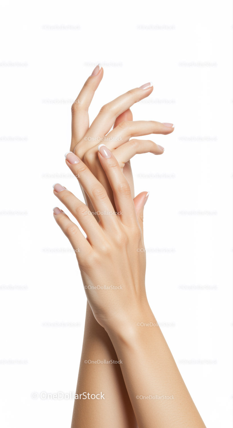 Eleganckie dłonie kobiety z francuskim manicure na białym tle