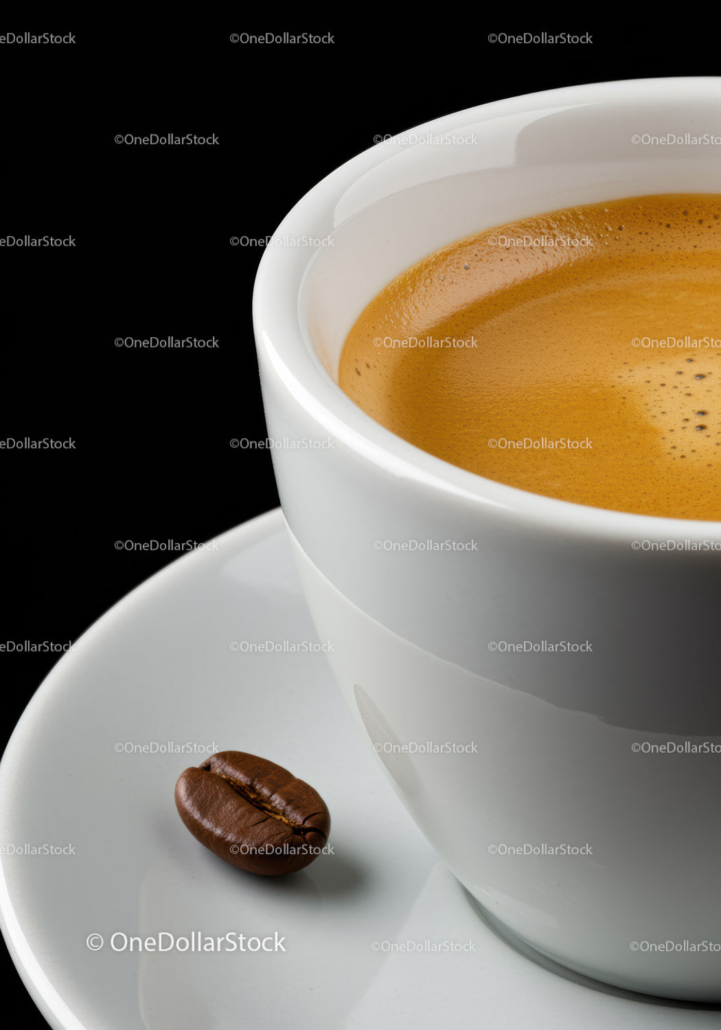 Zbliżenie na filiżankę espresso z pojedynczym ziarnem kawy