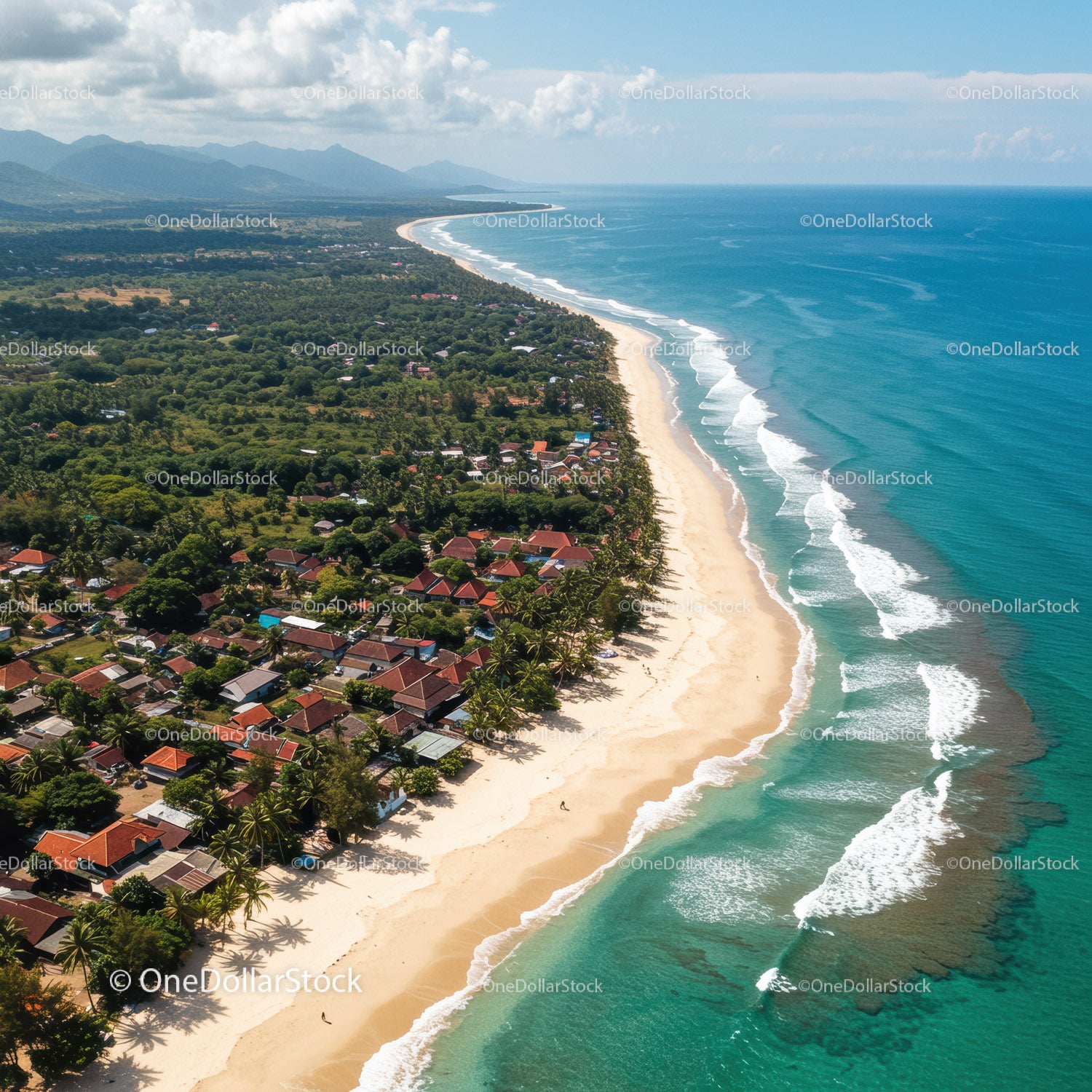 Piękna plaża nadmorska z bujną zielenią i górskim tłem