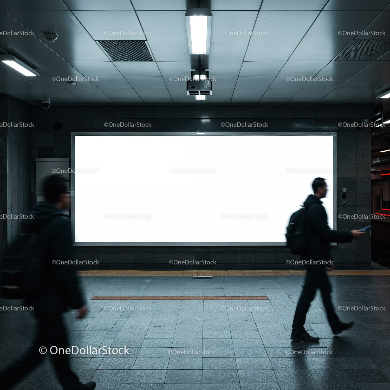 Ludzie przechodzący obok pustej tablicy reklamowej w metrze