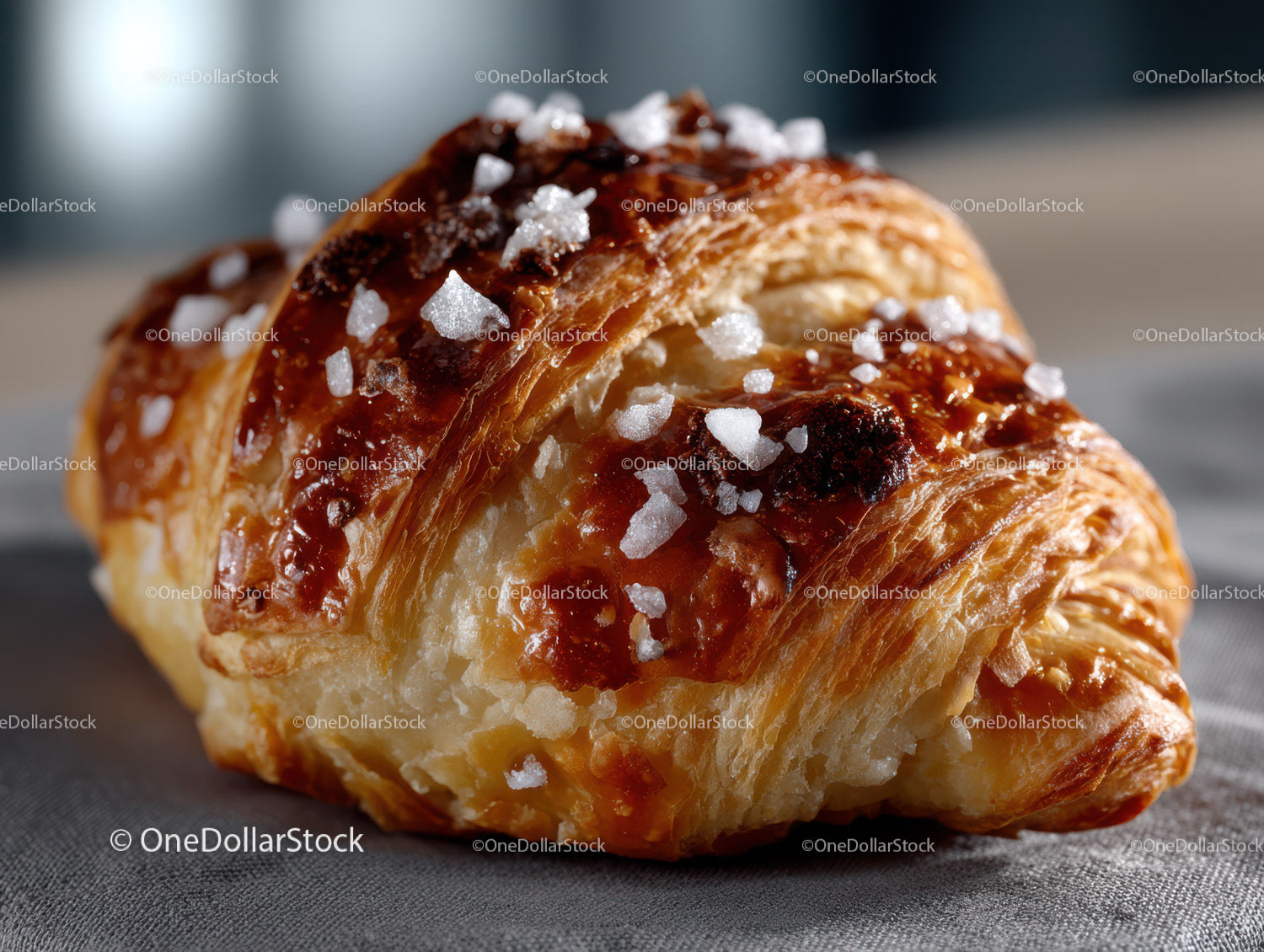 Maślany croissant z kryształkami cukru i karmelizacją na śniadanie
