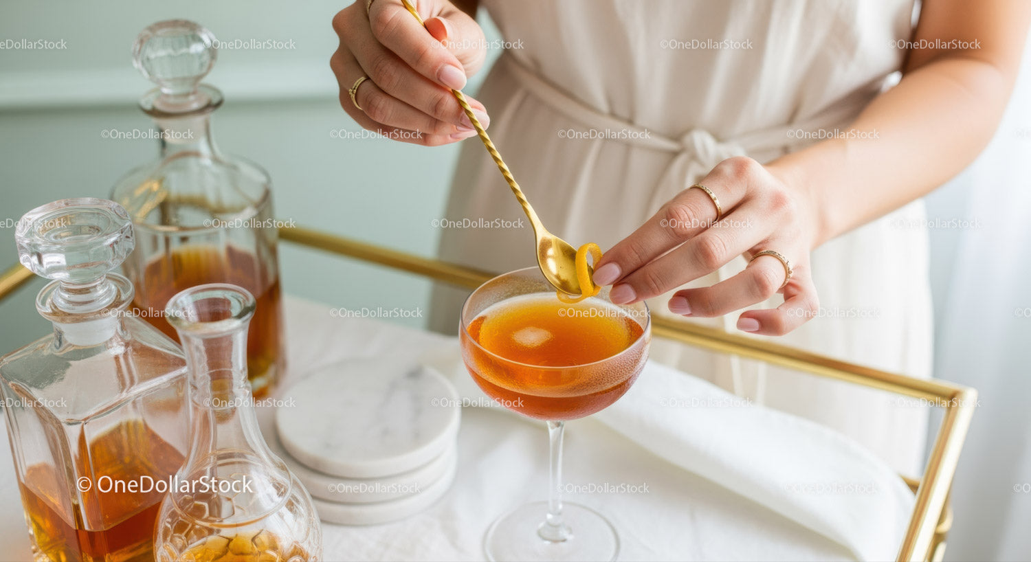 Elegancki pomarańczowy koktajl w kieliszku do martini z cytrynowym twistem