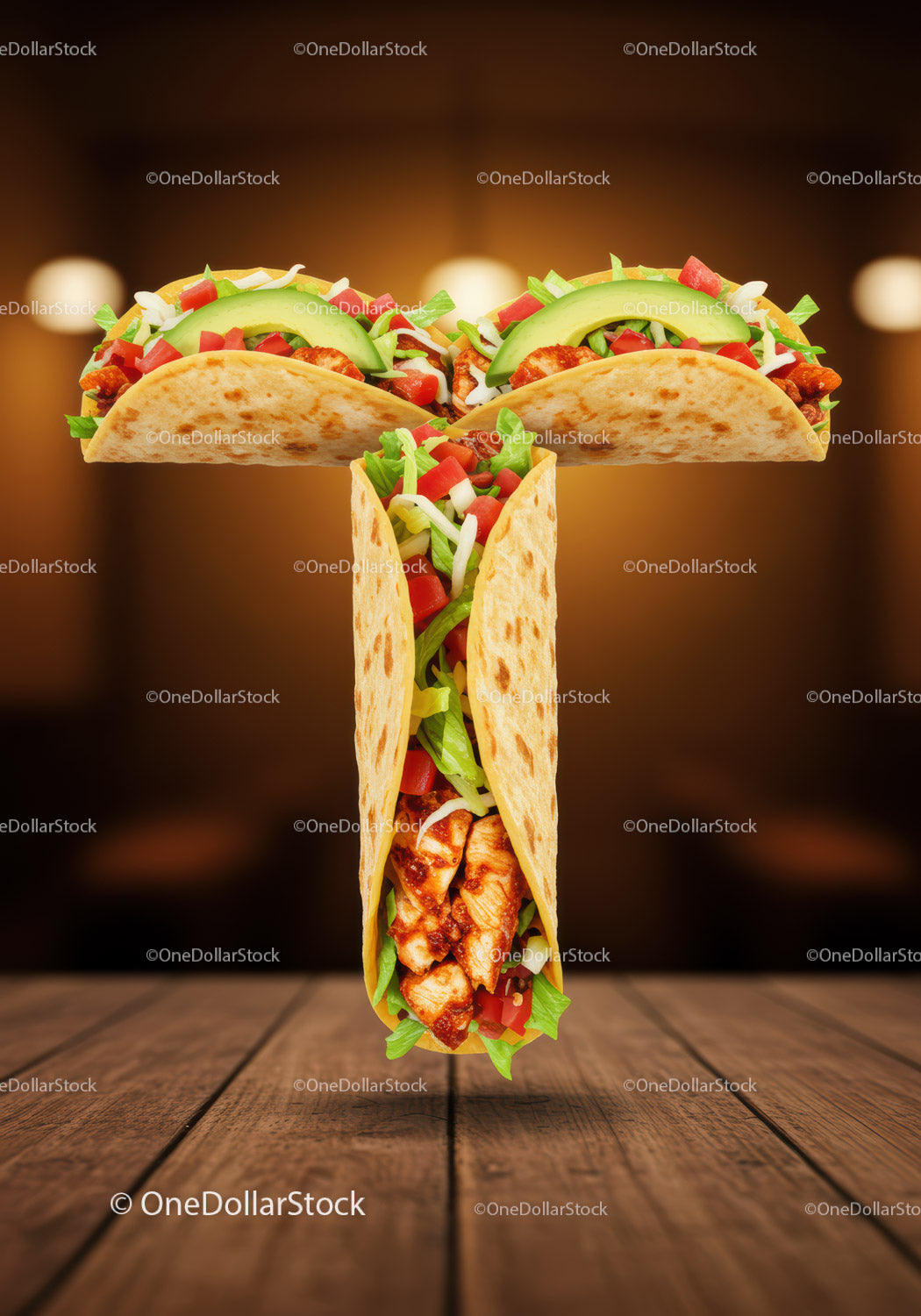 Trzy tacos z kurczakiem i świeżymi warzywami na drewnianym stole