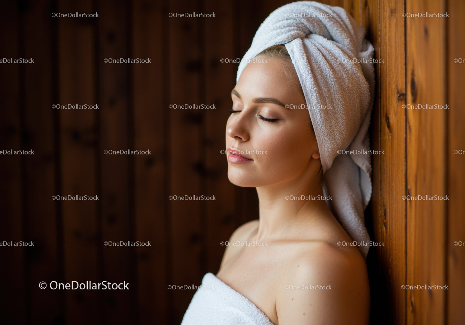 Relaksująca się kobieta z ręcznikiem i pielęgnacją skóry w spa
