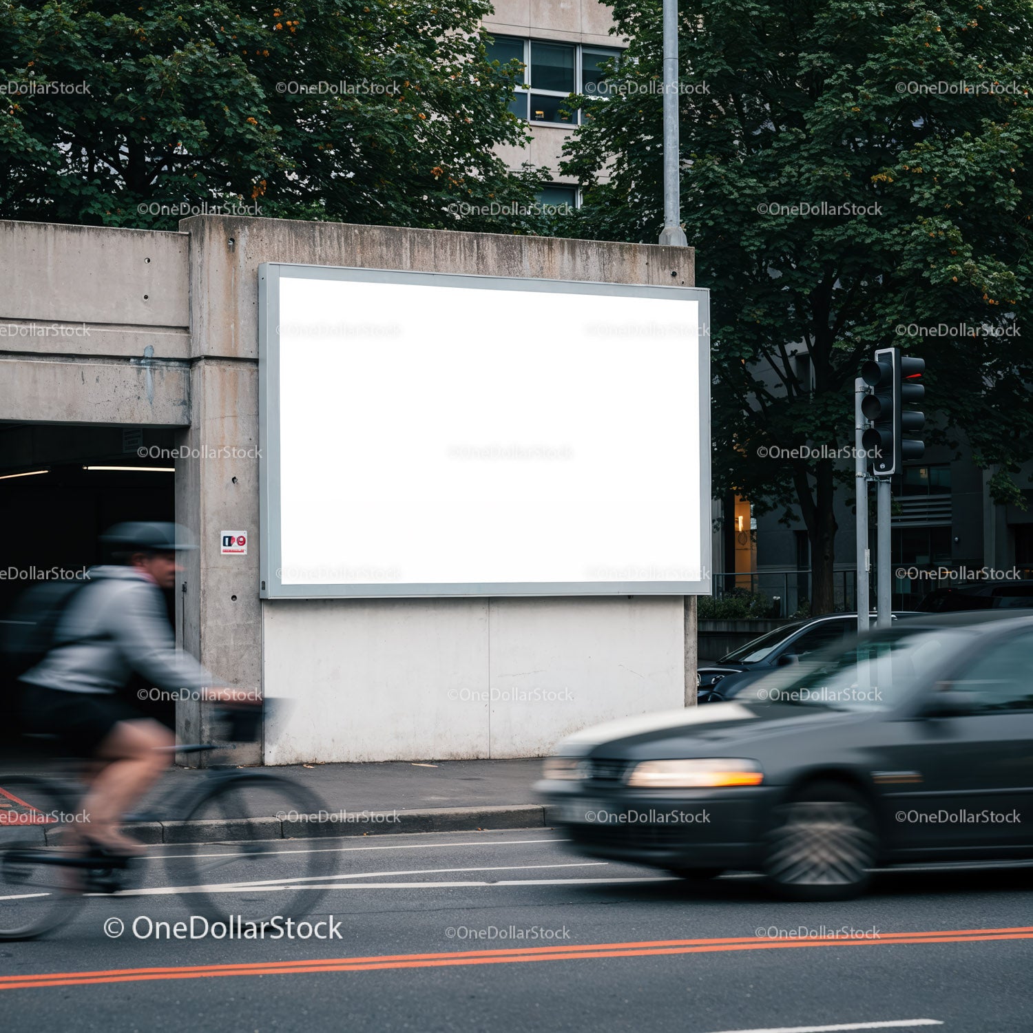 Pusty miejski billboard w pobliżu ruchliwej ulicy z rowerzystą i samochodem