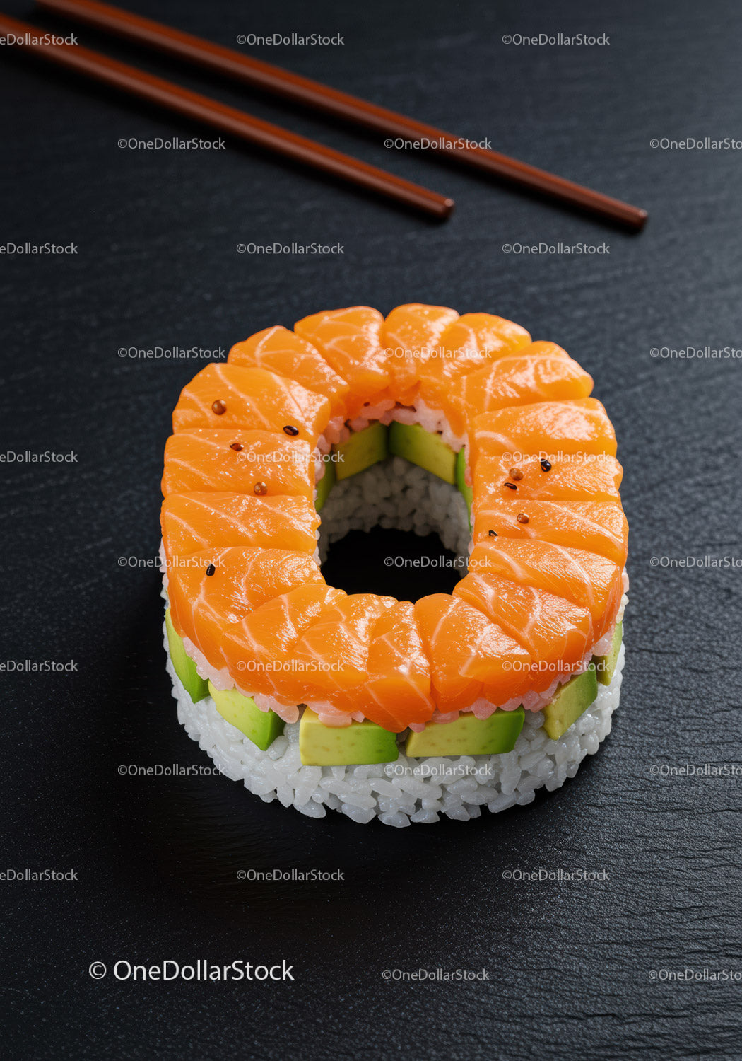 Okrągła rolka sushi z łososiem i awokado na czarnym talerzu