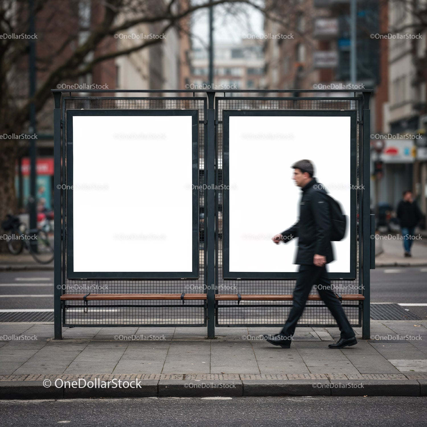 Mężczyzna przechodzący obok pustych billboardów przystanków autobusowych