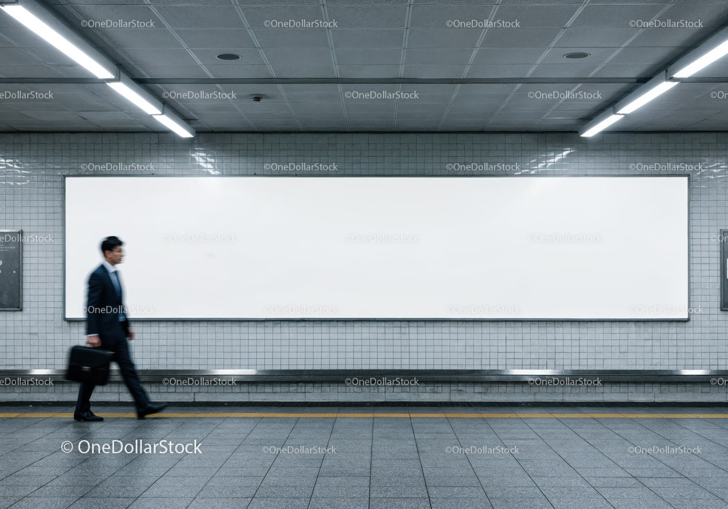 Nowoczesna stacja metra z pustym billboardem i chodzącymi pasażerami