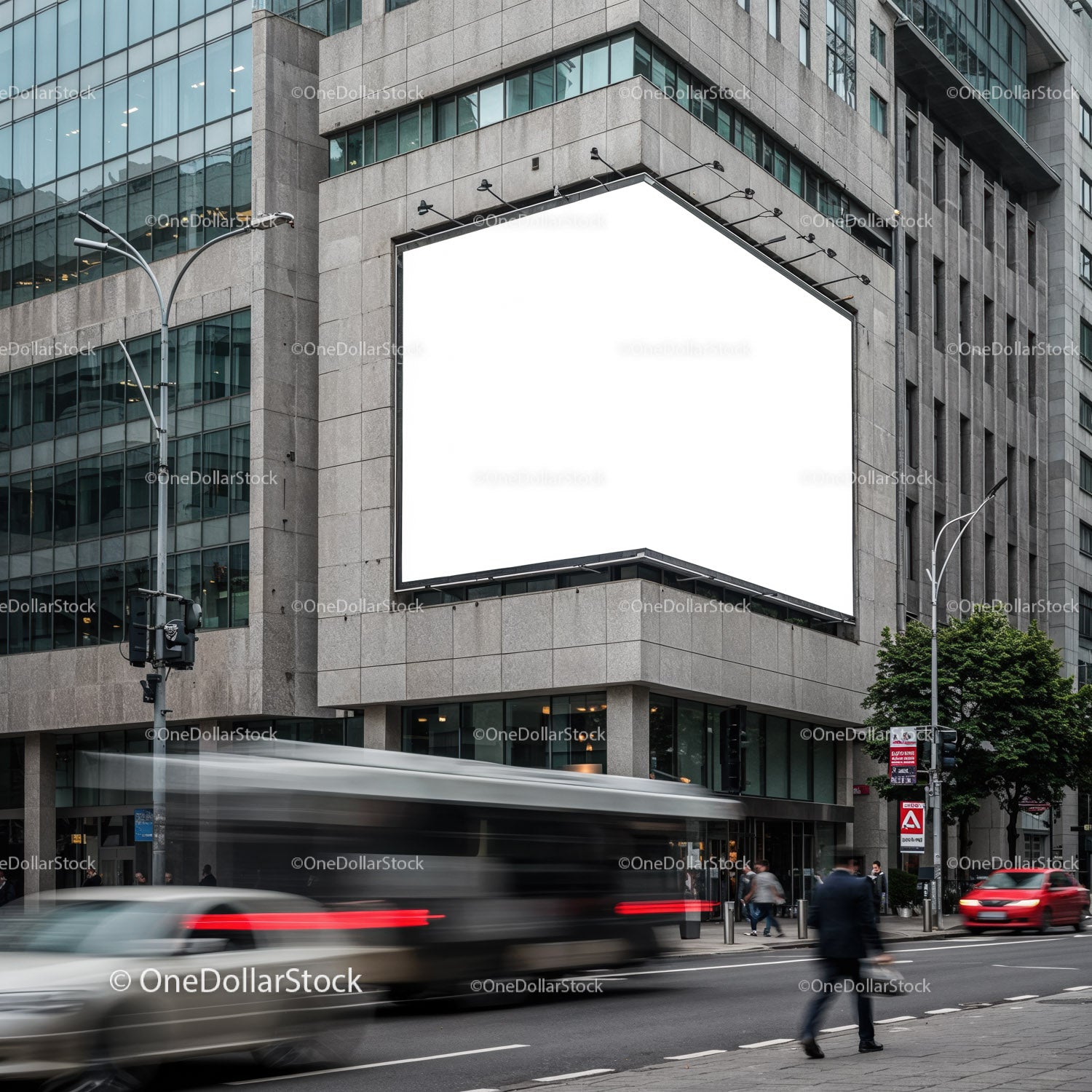Pusty billboard miejski na fasadzie nowoczesnego budynku miejskiego