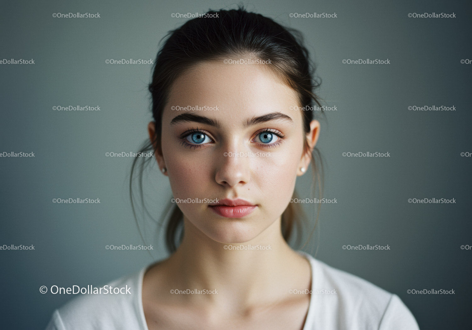 Portret młodej kobiety o jasnoniebieskich oczach i eleganckim stylu