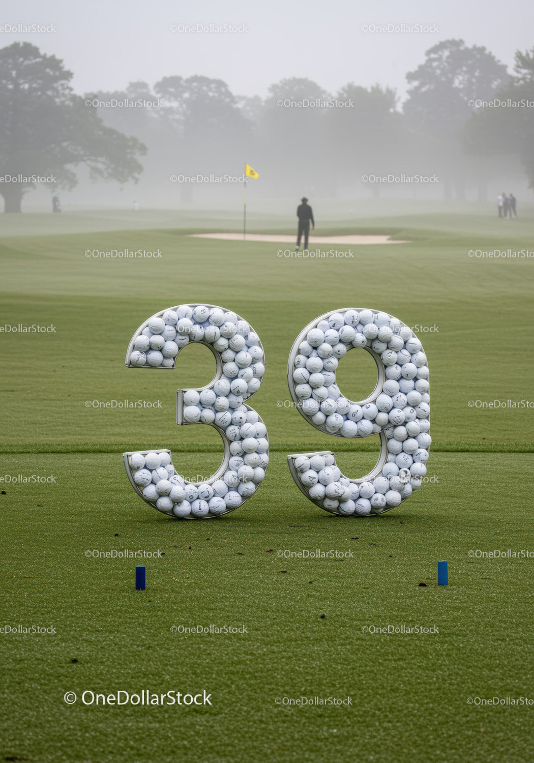 Pole golfowe z dużą liczbą 39 wykonaną z piłek golfowych