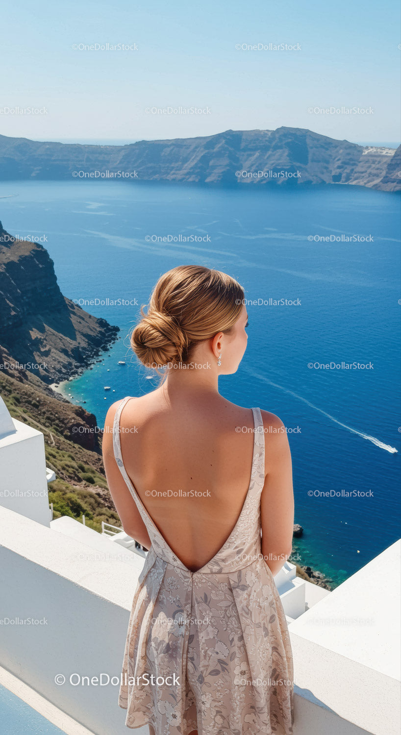 Kobieta w eleganckiej sukni ciesząca się widokiem morza na Santorini