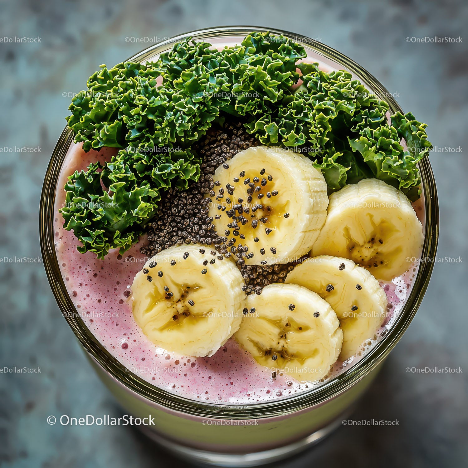 Zdrowy koktajl bananowy z nasionami chia, świeżą zieleniną i polewą jagodową