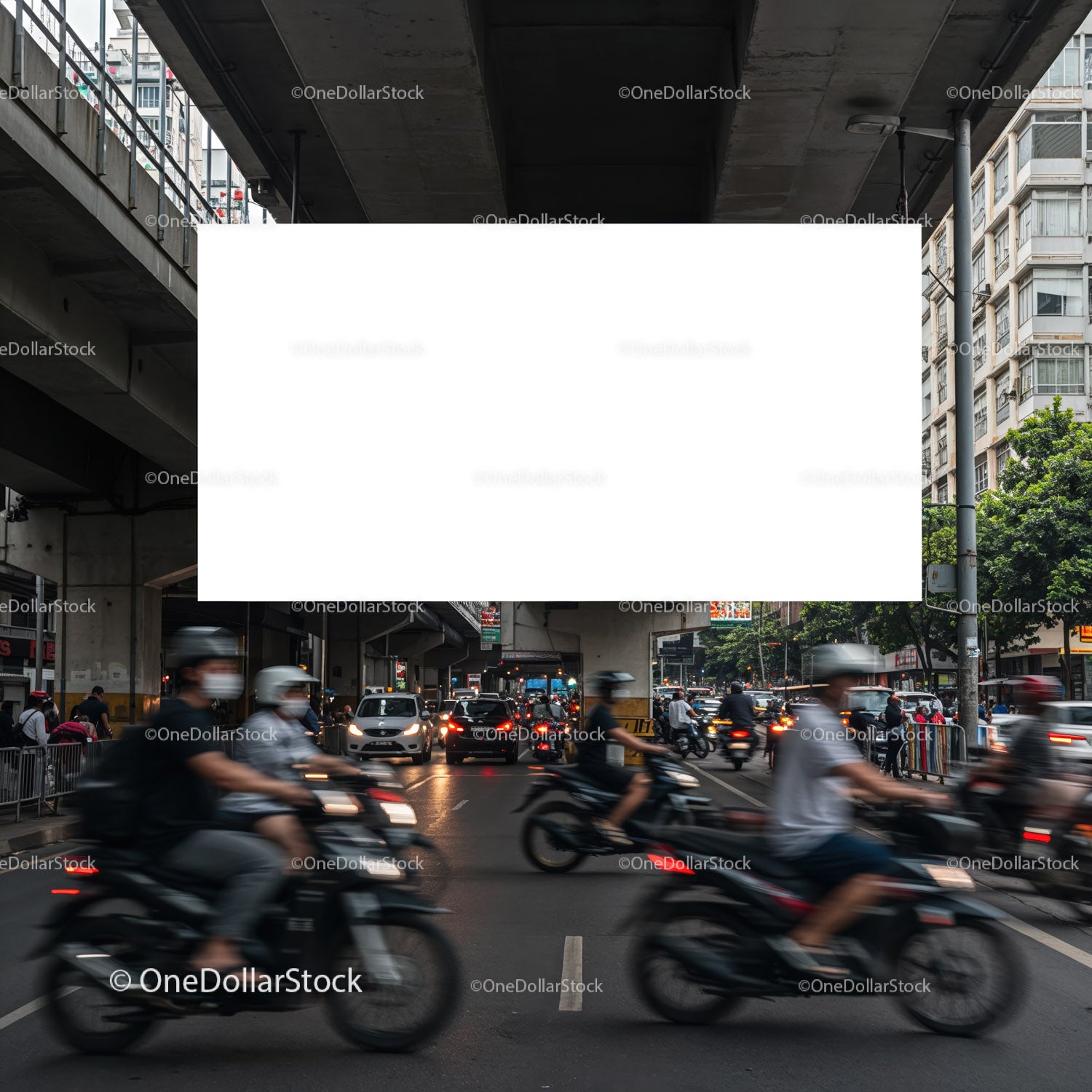 Ulica miejska z motocyklami i ruchliwym ruchem pod mostem