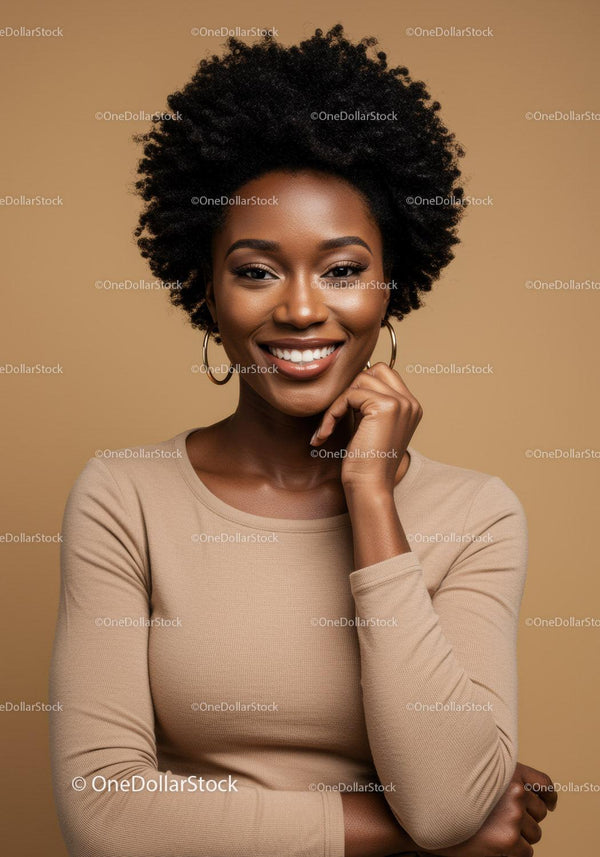 Elegancki portret uśmiechniętej Afroamerykanki z włosami afro