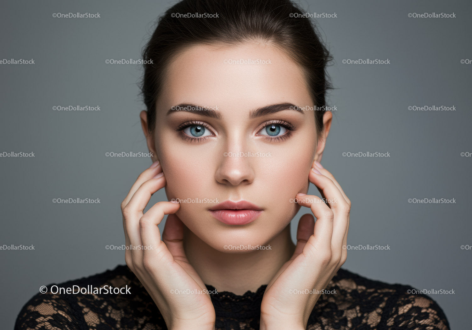 Portret pięknej kobiety o niebieskich oczach i naturalnym makijażu