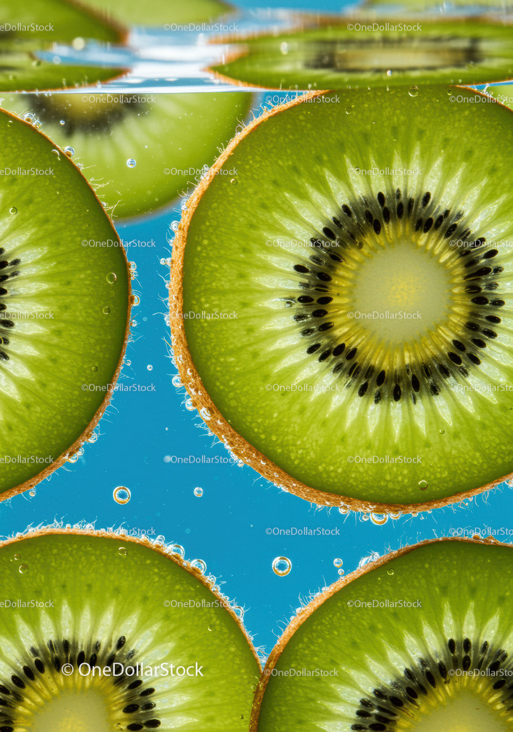 Zbliżenie na plasterki kiwi zanurzone w wodzie z bąbelkami
