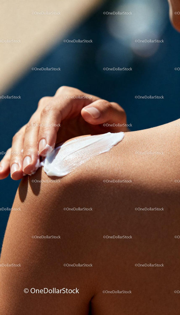 Nakładanie kremu nawilżającego na gładką, nasłonecznioną skórę