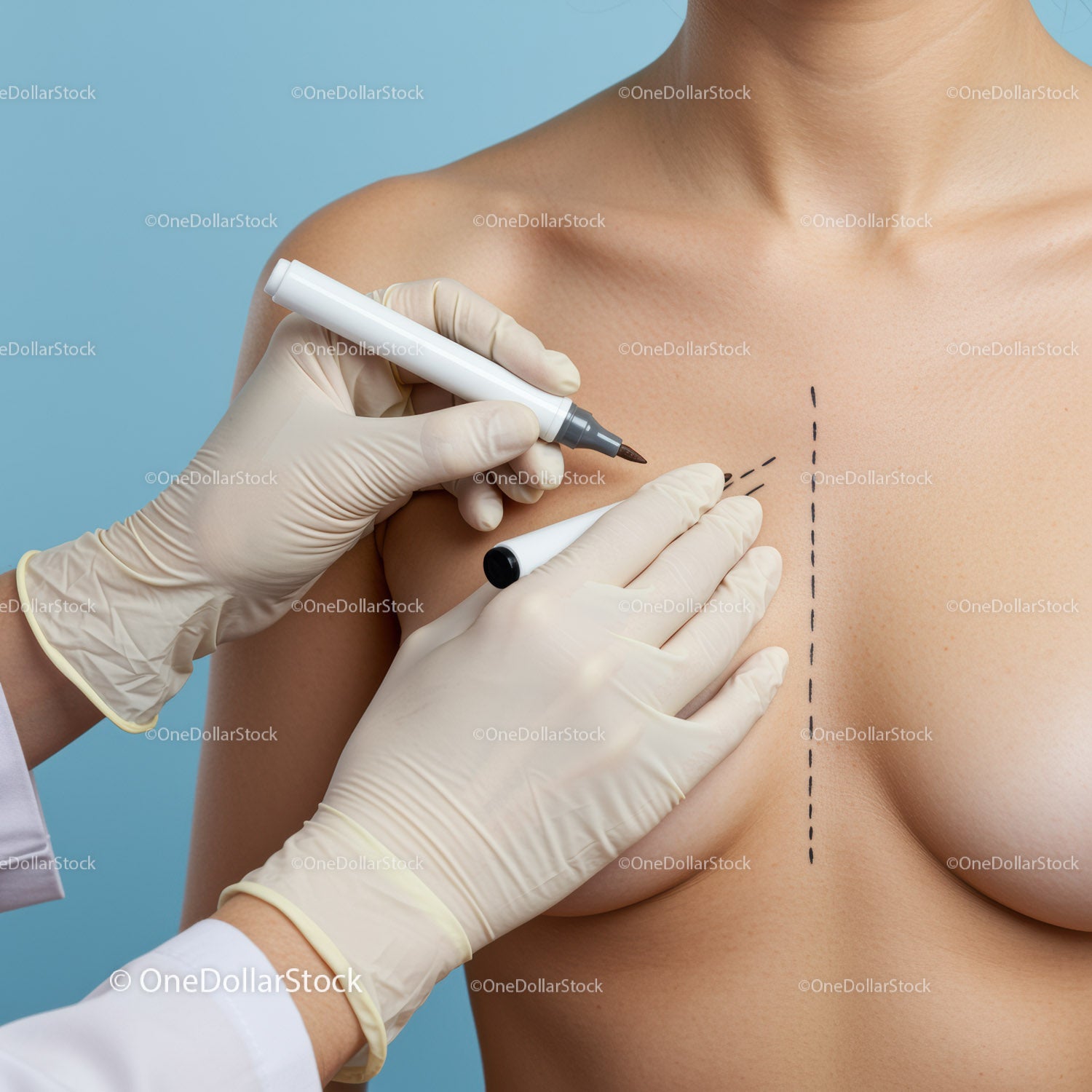 Lekarz przeprowadzający badania przesiewowe w kierunku raka piersi w warunkach klinicznych